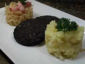 westfälischer Blutkuchen, gestovte Kartoffeln und geschmortes Fasskraut - Rezept