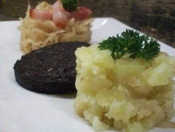 westfälischer Blutkuchen, gestovte Kartoffeln und geschmortes Fasskraut - Rezept - Bild Nr. 7