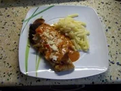 Schweineschnitzel "Mailand" paniert, mit Käse garniert - Rezept