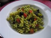 a Pastasalat mit Oliven und Kapern - Rezept