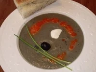 "Schwarze Verführung" - Auberginen-Oliven-Süppchen mit Paprikaschaum - Rezept