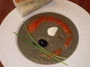 "Schwarze Verführung" - Auberginen-Oliven-Süppchen mit Paprikaschaum - Rezept