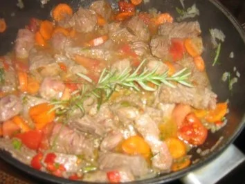 Rindergulasch mit Preiselbeeren und grünem Pfeffer - Rezept - Bild Nr. 4