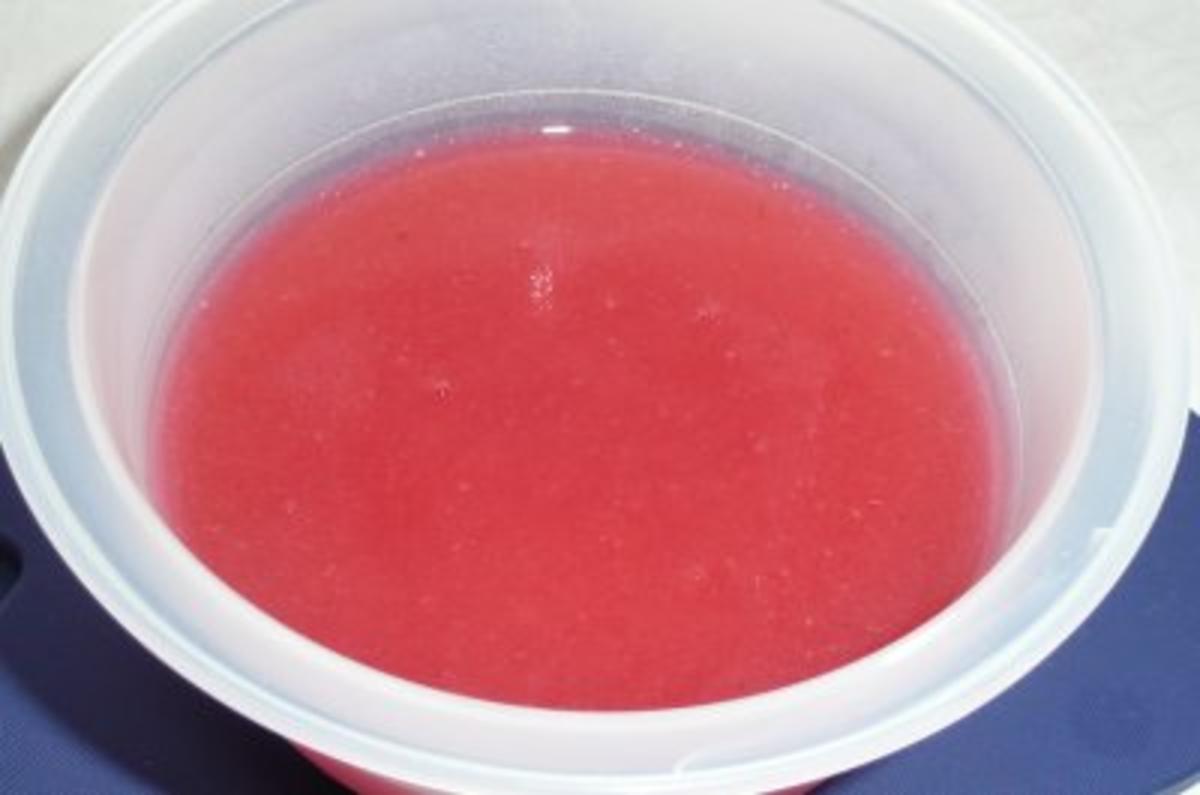Eis/Halbgefrorenes: Vanille - Quark - Parfait auf einem Fruchtsoßenspiegel - Rezept - Bild Nr. 3