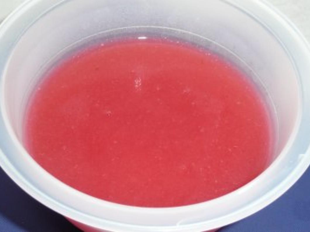 Eis/Halbgefrorenes: Vanille Quark Parfait auf einem Fruchtsoßenspiegel ...