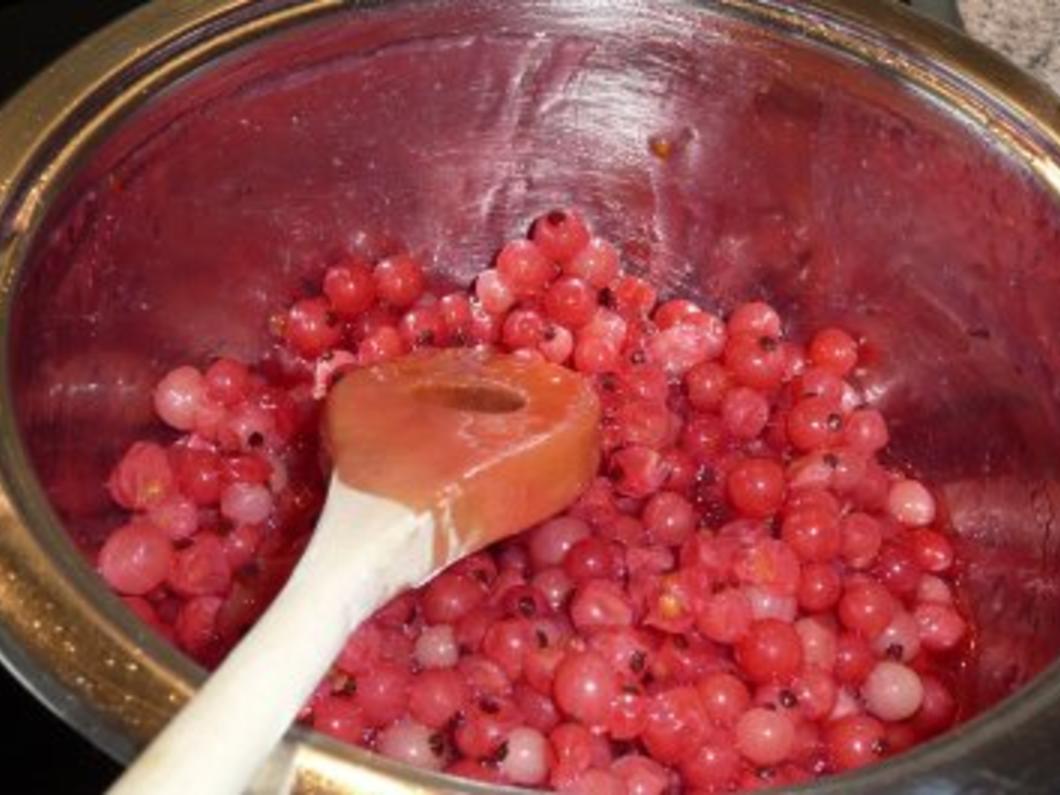 Eis/Halbgefrorenes: Vanille Quark Parfait auf einem Fruchtsoßenspiegel ...