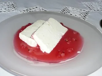 Rezept: Eis/Halbgefrorenes: Vanille - Quark - Parfait auf einem Fruchtsoßenspiegel Eis/Halbgefrorenes: Vanille - Quark - Parfait auf einem Fruchtsoßenspiegel - Rezept