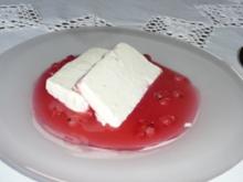 Eis/Halbgefrorenes: Vanille - Quark - Parfait auf einem Fruchtsoßenspiegel - Rezept