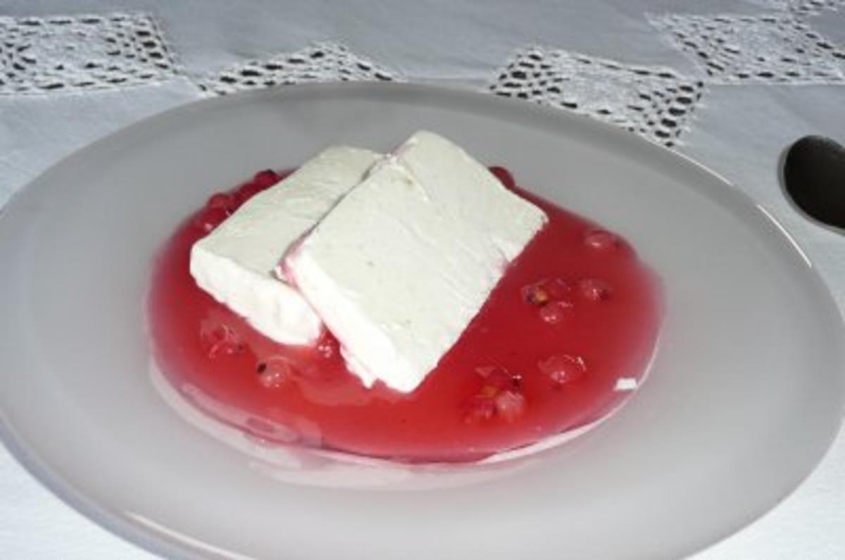 Bilder für Eis/Halbgefrorenes: Vanille - Quark - Parfait auf einem Fruchtsoßenspiegel - Rezept