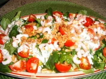 Salat mit Eismeergarnelen und Joghurtdressing - Rezept