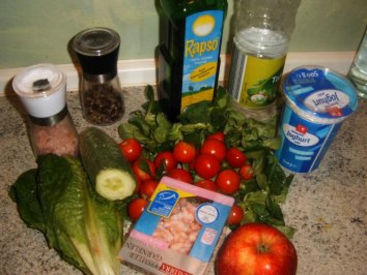 Salat mit Eismeergarnelen und Joghurtdressing - Rezept - Bild Nr. 2