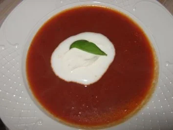 Tomatensuppe mit Parmesanherzen - Rezept