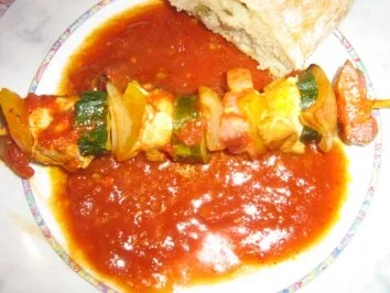 Hähnchenschaschlik mit einer scharfen Tomatensoße - Rezept