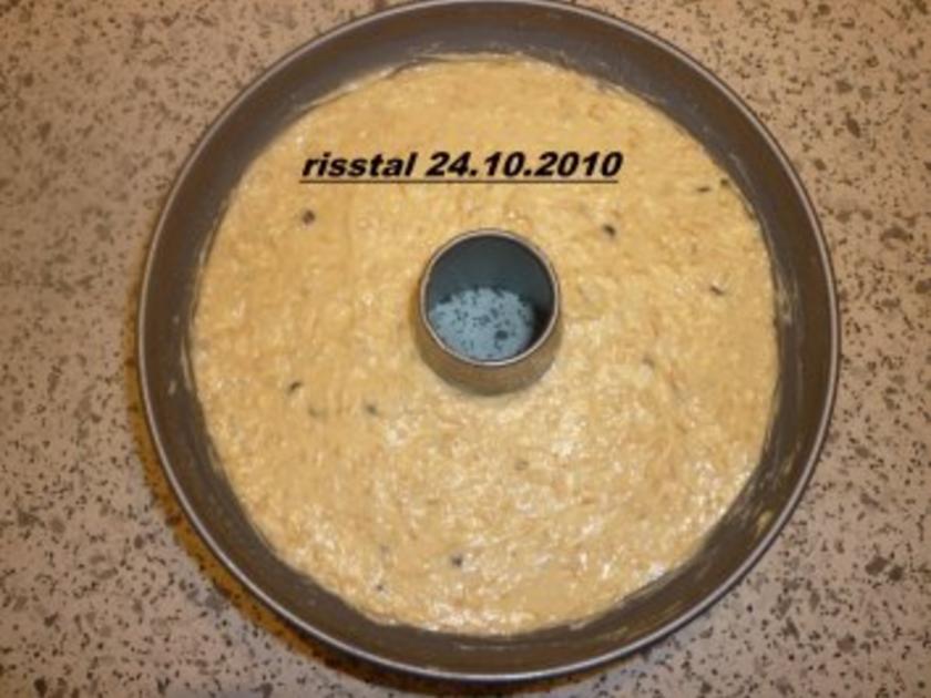 Apfelgugelhupf mit Butter oder Margarine und Zucker