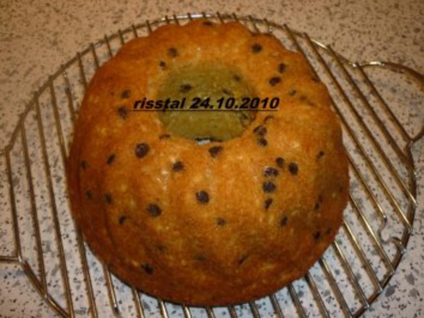 Apfelgugelhupf mit Butter oder Margarine und Zucker