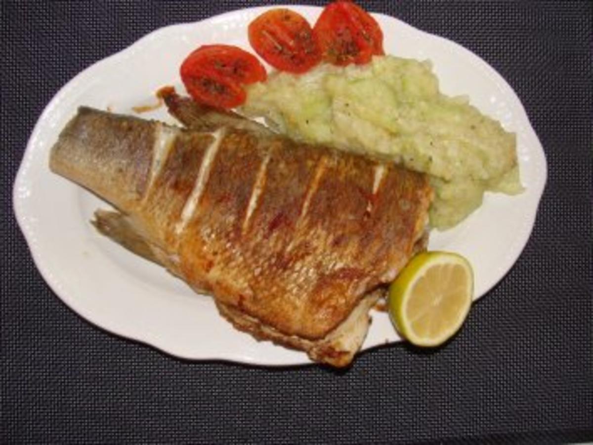 Bild von am Stück gebratenem Schwarzbarsch