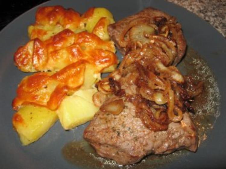 Rindersteak mit Röstzwiebeln und überbackenen Scamorza Kartöffelchen ...