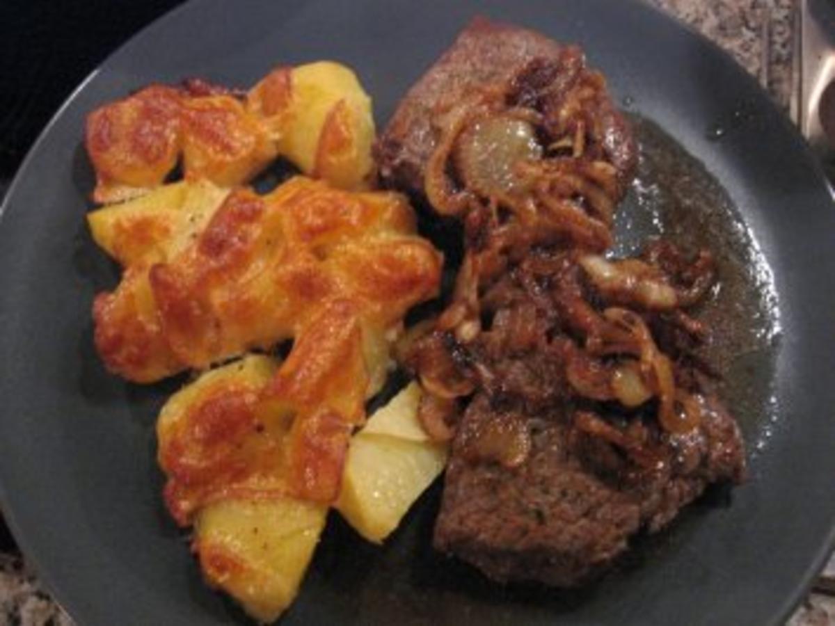 Rindersteak mit Röstzwiebeln und überbackenen Scamorza Kartöffelchen ...