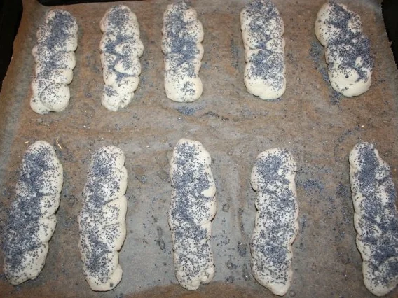 Rezept: Süßer Mohnzopf, Mohn-Zopf o.Mohn- Zöpfchen Bild Nr. 9 Süßer Mohnzopf, Mohn-Zopf o.Mohn- Zöpfchen - Rezept - Bild Nr. 9