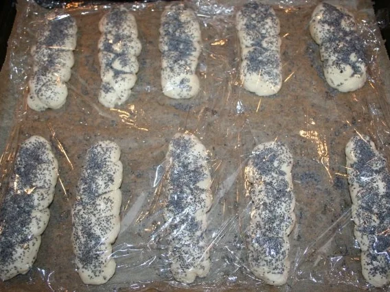 Rezept: Süßer Mohnzopf, Mohn-Zopf o.Mohn- Zöpfchen Bild Nr. 10 Süßer Mohnzopf, Mohn-Zopf o.Mohn- Zöpfchen - Rezept - Bild Nr. 10