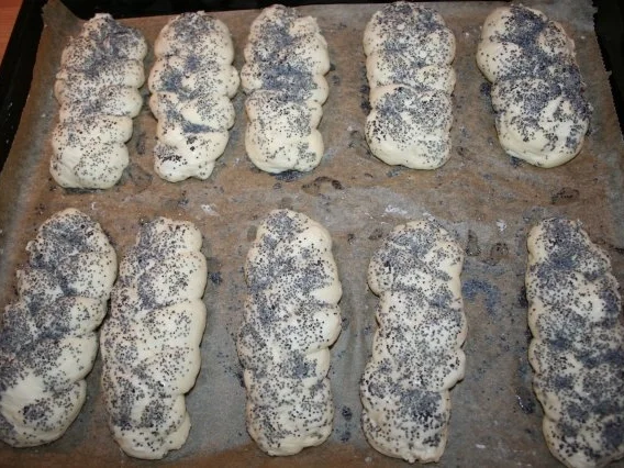 Rezept: Süßer Mohnzopf, Mohn-Zopf o.Mohn- Zöpfchen Bild Nr. 11 Süßer Mohnzopf, Mohn-Zopf o.Mohn- Zöpfchen - Rezept - Bild Nr. 11