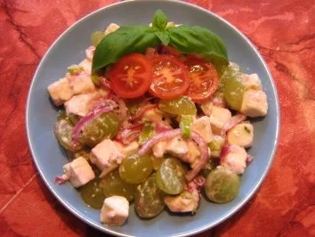Fetasalat mit Weintrauben und roten Zwiebeln - Rezept