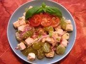 Fetasalat mit Weintrauben und roten Zwiebeln - Rezept