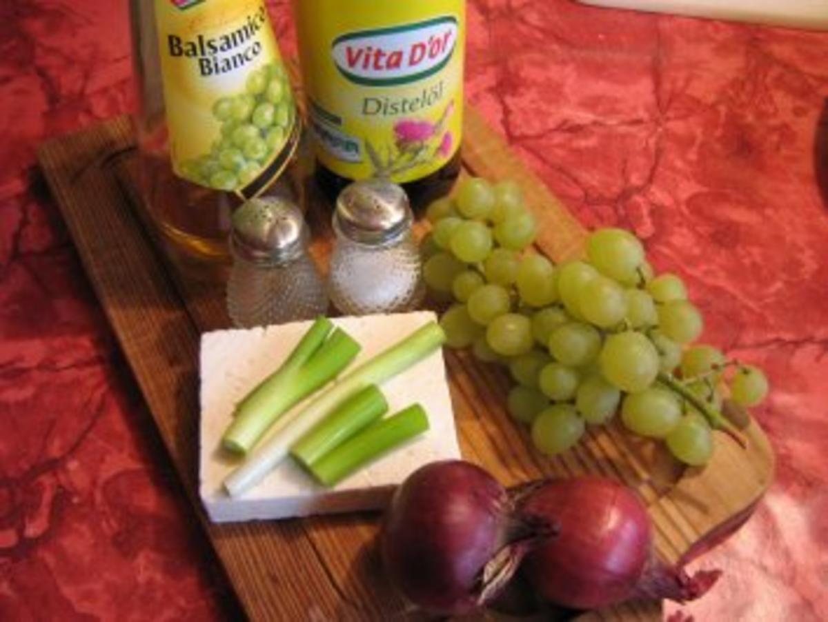 Fetasalat mit Weintrauben und roten Zwiebeln - Rezept - Bild Nr. 2
