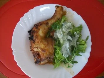 Exotische Hähnchenschenkel an frischem Salat - Rezept