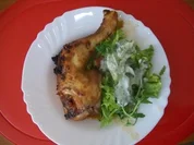 Exotische Hähnchenschenkel an frischem Salat - Rezept