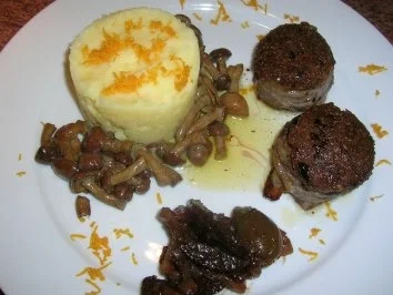 Rezept: Hirschfilet unter der Pumpernickelhaube an Orangenstampf mit Pflaumenchutney 2 Bild Nr. 2 Hirschfilet unter der Pumpernickelhaube an Orangenstampf mit Pflaumenchutney 2 - Rezept - Bild Nr. 2