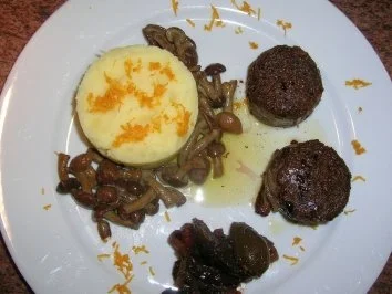 Rezept: Hirschfilet unter der Pumpernickelhaube an Orangenstampf mit Pflaumenchutney 2 Bild Nr. 3 Hirschfilet unter der Pumpernickelhaube an Orangenstampf mit Pflaumenchutney 2 - Rezept - Bild Nr. 3