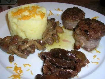 Rezept: Hirschfilet unter der Pumpernickelhaube an Orangenstampf mit Pflaumenchutney 2 Hirschfilet unter der Pumpernickelhaube an Orangenstampf mit Pflaumenchutney 2 - Rezept