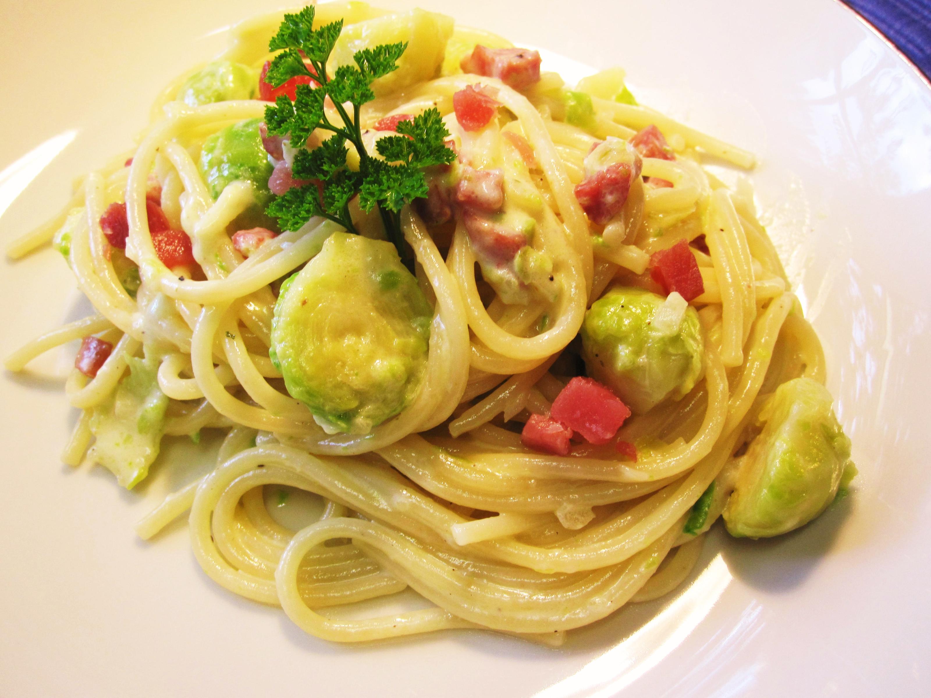 Bilder für Spaghetti mit Rosenkohl-Carbonara ... - Rezept