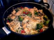 Asiatisch angehauchte Nudelpfanne - Rezept