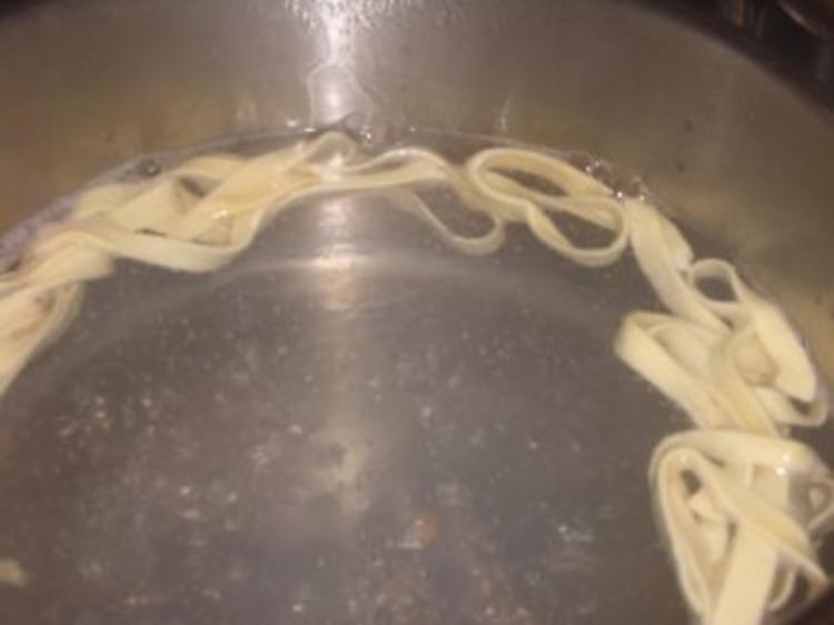 Nudeln : Selbstgemachte Tagliatelle - einfach - 137 kcal/100g
