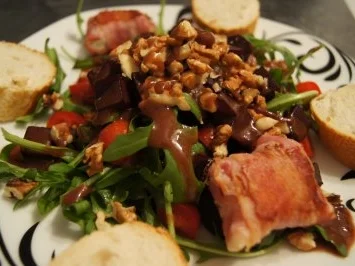 Ziegenkäse im Speckmantel auf Rucola mit Cranberryvinaigrette - Rezept