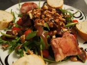 Ziegenkäse im Speckmantel auf Rucola mit Cranberryvinaigrette - Rezept