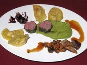 Kalbslende im Kräutermantel mit Pfifferlingen an Erbsen-Püree und Ziegenkäseravioli - Rezept