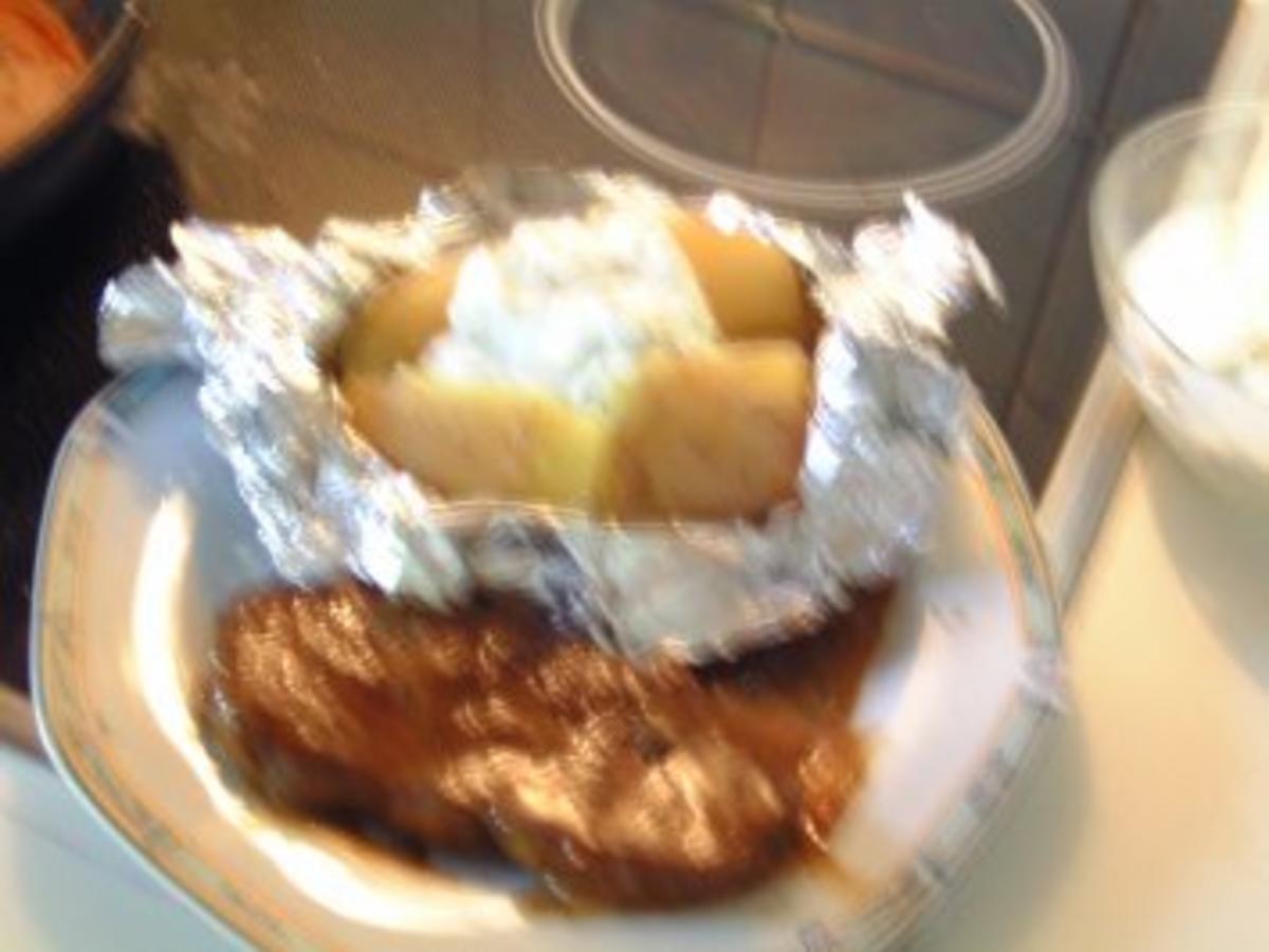 Rindersteak mit Pfeffersauce und Folienkartoffeln mit Kräuterquark ...