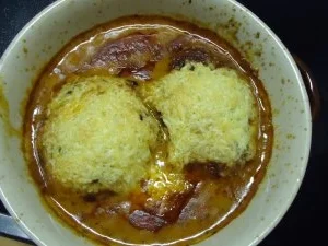 Frikadellen gratiniert in Tomatenrahm - Rezept