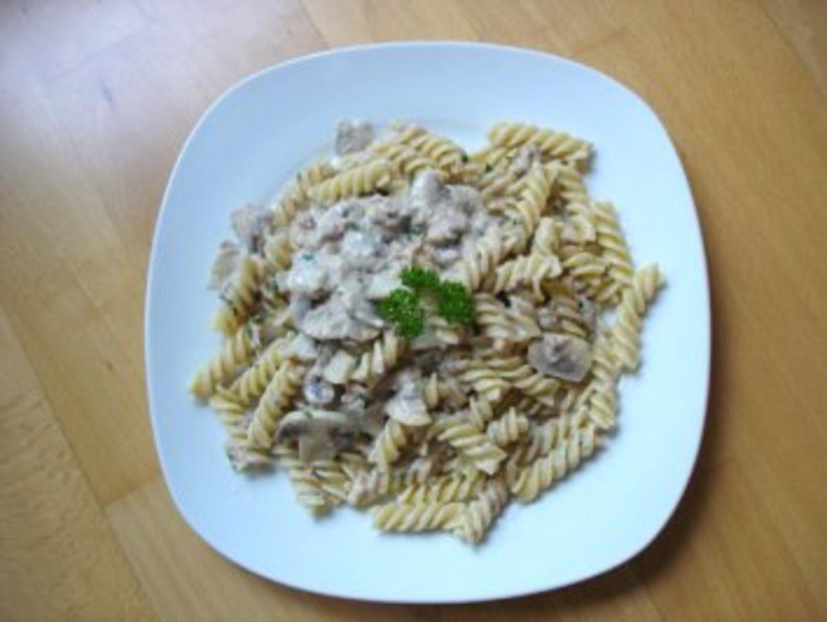 Fusilli mit Thunfisch, Pilzen und Sahnesauce - Rezept - kochbar.de