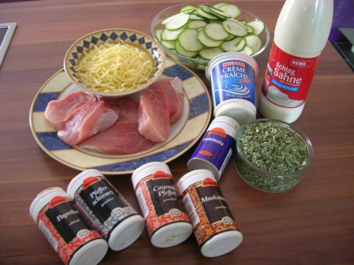 Schweinefilet auf Sahne-Zucchini mit Bandnudeln - Rezept - kochbar.de