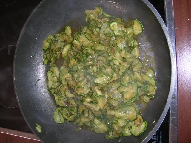 Schweinefilet auf Sahne-Zucchini mit Bandnudeln - Rezept - Bild Nr. 4