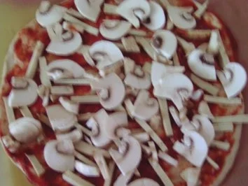 Rezept: Pizza mit Räuchertofu, Lauch und Champignons Pizza mit Räuchertofu, Lauch und Champignons - Rezept