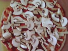 Pizza mit Räuchertofu, Lauch und Champignons - Rezept