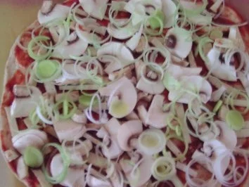 Rezept: Pizza mit Räuchertofu, Lauch und Champignons Bild Nr. 2 Pizza mit Räuchertofu, Lauch und Champignons - Rezept - Bild Nr. 2