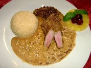 Marinierte Schweinemedaillons im Sesammantel an Erdnußsoße - Rezept