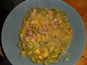 Grüne Bandnudeln mit Speckbirnen-Gorgonzolarahm - Rezept