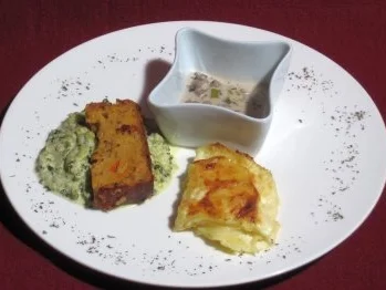 Rezept: Veggie-Braten auf Wirsing an Kartoffelgratin, dazu Champignonragout Veggie-Braten auf Wirsing an Kartoffelgratin, dazu Champignonragout - Rezept